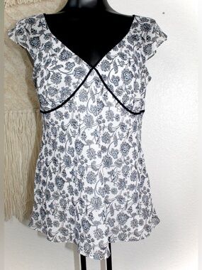 Ann Taylor Loft size 10 Floral V-Neck Black and White Cap Sleeves Blouse